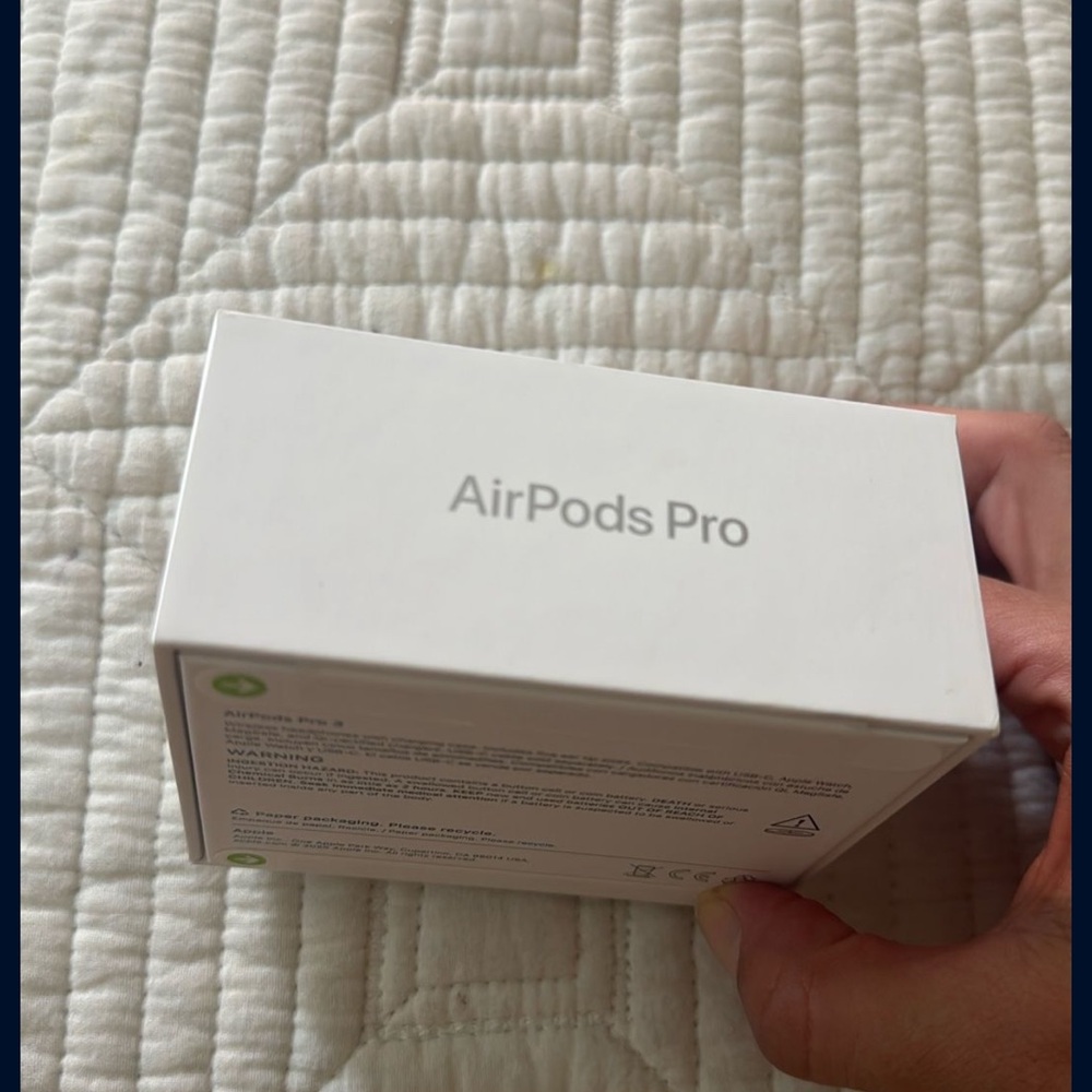 Apple AirPods Pro 3 with Charging Case - Picture 3 of 4
